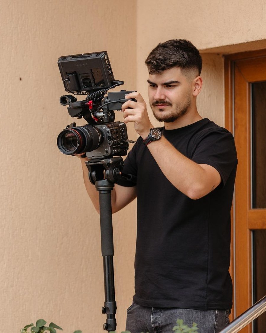 Adi — videograf BB Video, filmând cu Sony FX6 pe trepied